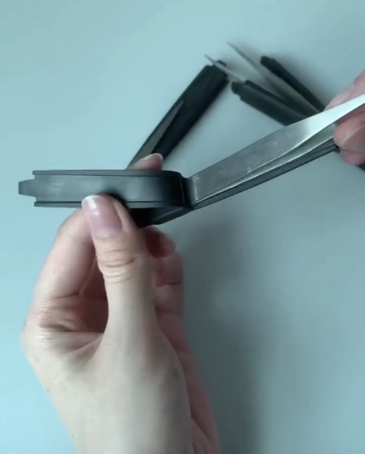 橡膠套粘接金屬鑷子工具用什么膠水粘？-九點膠業(yè)解決客戶的粘接問題