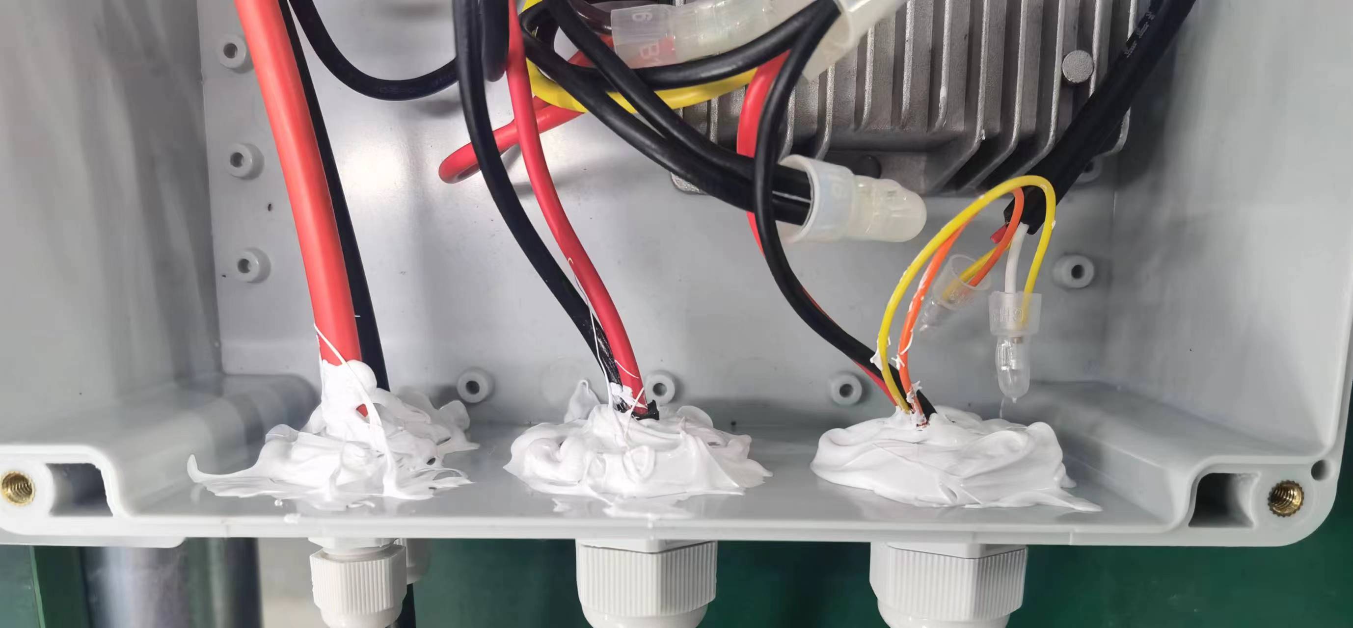 abs粘接pvc密封用膠案例-高強度耐高溫不發(fā)硬結(jié)構(gòu)密封膠