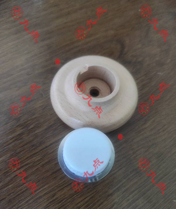 什么膠水可以粘PE和木頭呢？九點膠業(yè)PE專用塑料膠水為您解決答案